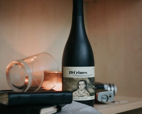 Bouteille de vin et verre renversé – indice mystérieux